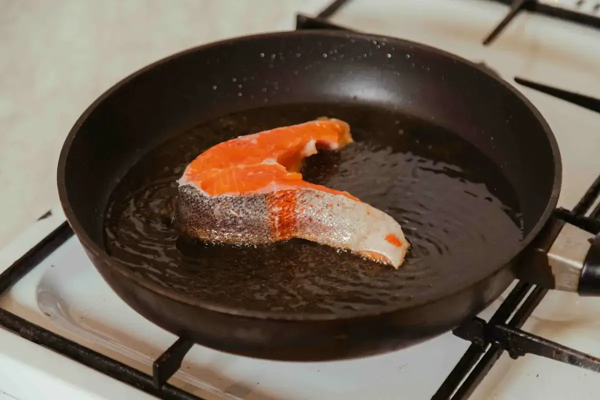 przygotowanie ryby do smażenia na patelni